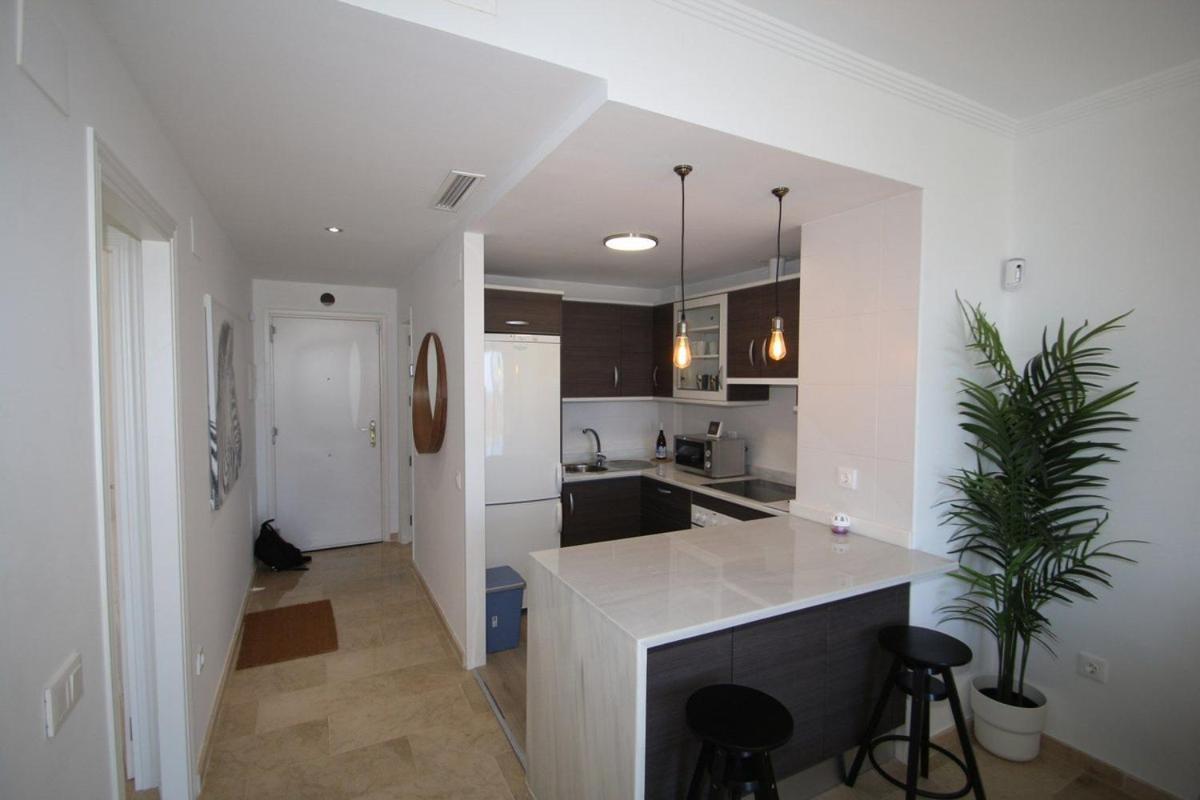 Small Oasis Nelson Mandela Apartment With Sea View, Two Bedrooms, Parking, Terrace And Pool Манилва Экстерьер фото